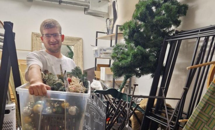 Lukas Millinger mit Weihnachtsschmuck (Foto: Kleinstadtbiotop)