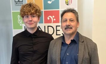 Ernest Nöhmer besteht Schlagwerk-Abschluss in Seewalchen