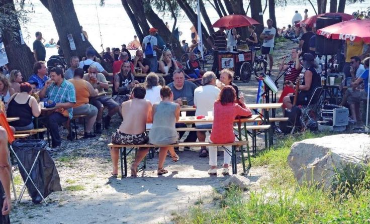 in klares Zeichen für den öffentlichen Raum Foto: Reclaim the Beach (KPÖ)