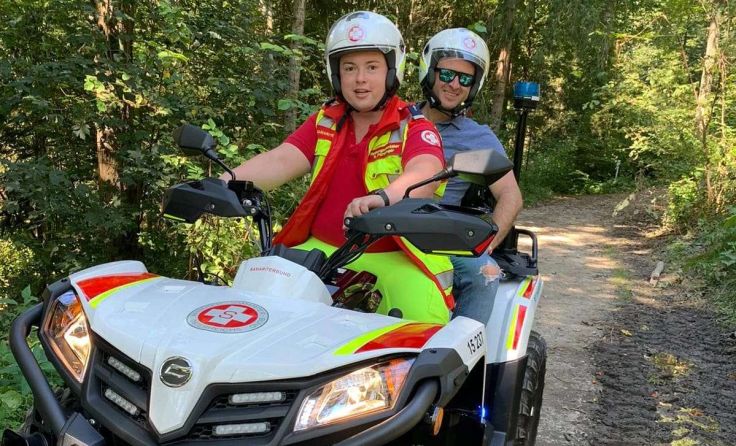 Rene Pürstinger vom Samariterbund und Bürgermeister David Allerstorfer auf dem Quad Foto: Privat