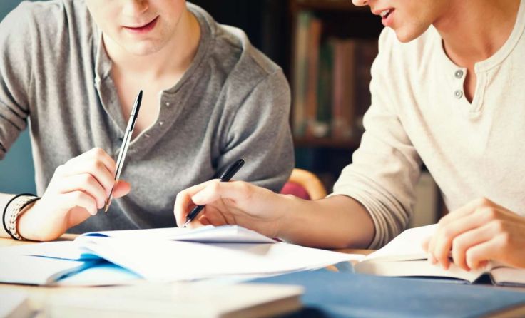 Nachhilfe für Schüler Foto: vectorfusionart/stock.adobe.com
