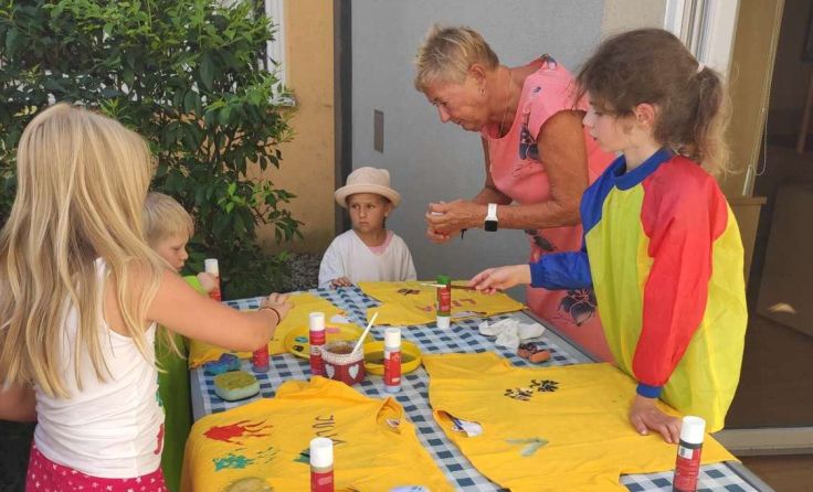 Kinder bemalen T-Shirts (Foto: Claudia Berger)