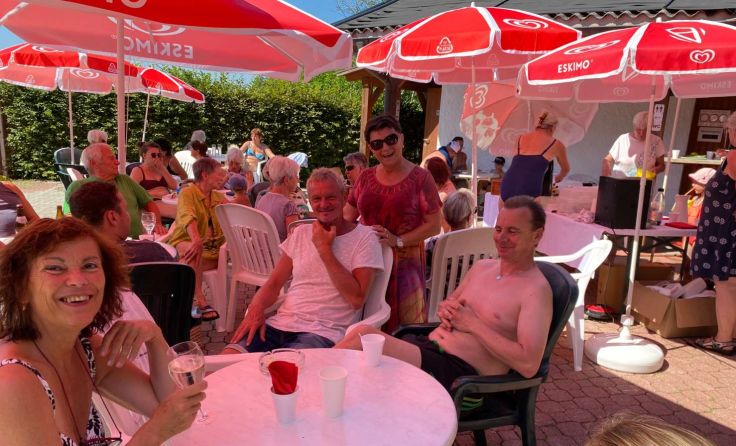 Traditionelles Frühstück im Freibad Waxenberg (Foto: Inge Hinterhölzl)