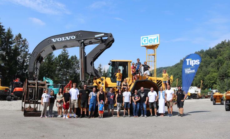 Die Gewinner, ihre Familien und das Gerl-Baumaschinen-Team (Foto: Lena Brandstätter)