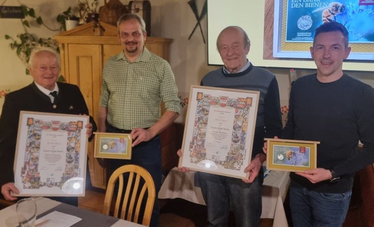 Fritz Hackl, Thomas König, Johann Hackl, Bgm. Roman Brungraber (v.l.) (Foto: Imkerverein Lasberg)
