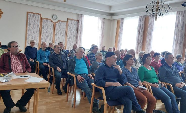 Die interessierten Besucher beim Cafe Smartphone (Bildrechte: Gerlinde Tucho)