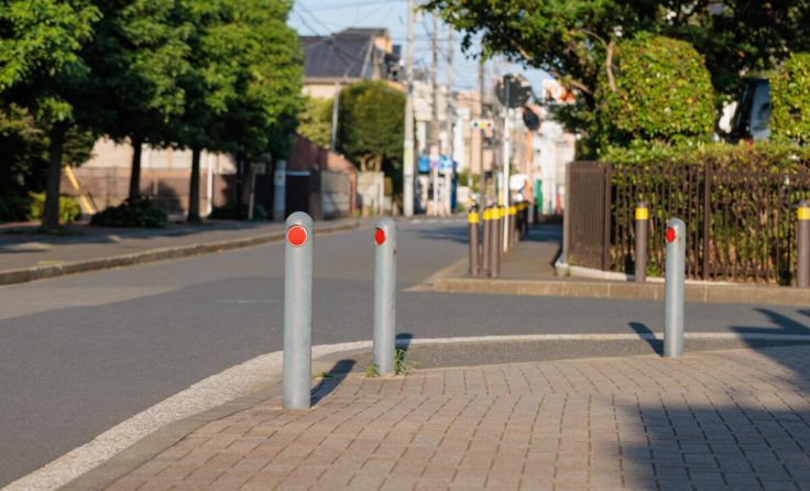 Poller erhöhen die Sicherheit für Fußgänger (Symbolbild). (Foto: captainT/stock.adobe.com)