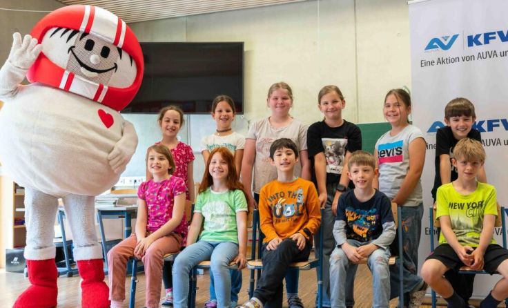 Besuch von Helmi gab es in der Volksschule Eidenberg. (Foto: KFV/Michael Sabotha (Symbolfoto))