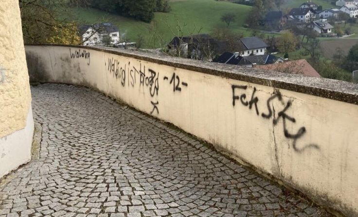 Das Areal rund um die Waldinger Pfarrkirche wurde beschmiert. (Foto: Edith Fiedler)