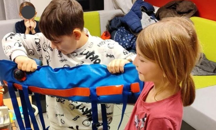 Die Kinder konnten Rettungsgeräte aus der Nähe betrachten. (Foto: Gerhard Steininger)