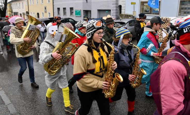 Der Kinderfasching in Oberneukirchen startet mit einem Umzug. (Foto: Theresa Ganglberger)