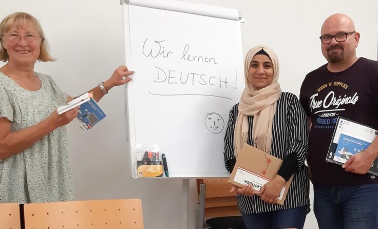 Sprachtrainerin Franziska Reiter mit den Teilnehmern Hanaq Saleh und Ammar Al Mallak. (Foto: KoKo)