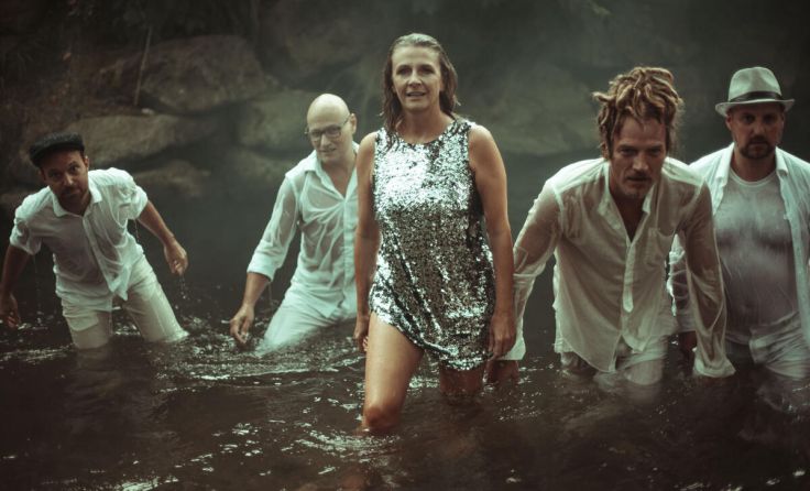 Die fünfköpfige Band lässt mit ihren Konzerten Dialektmusik hochleben. (Foto: Carina Antl)