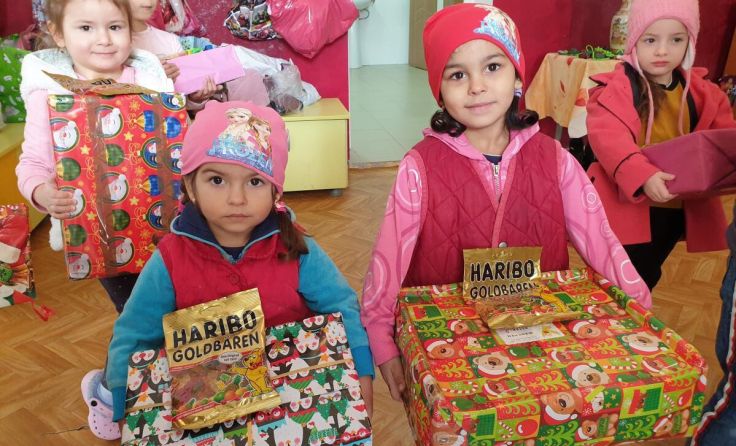 Die Kinder bekommen ein liebevoll gepacktes Geschenk vom Christkind. (Foto: OÖ. Landlerhilfe)