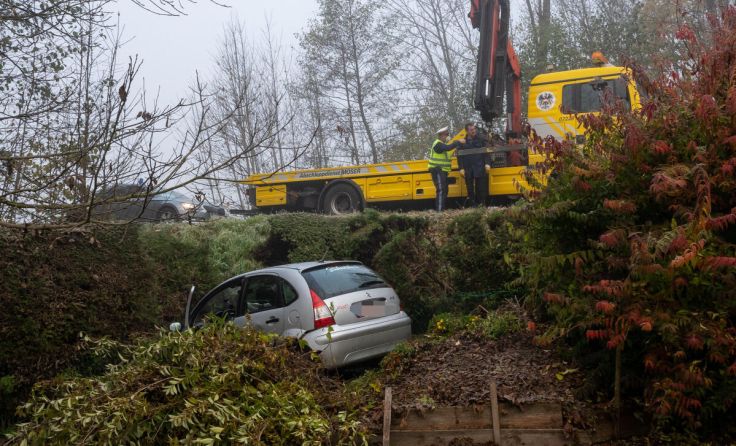 Der PKW musste aus dem Vorgarten geborgen werden. (Foto: TEAM FOTOKERSCHI.AT / KAPPLMÜLLER)