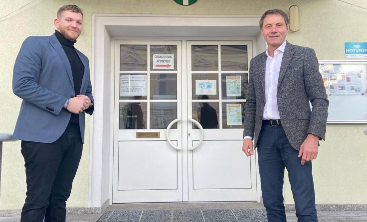 Bürgermeister Altof und Notar Mursch-Edlmayr in Pucking. (Foto: Gemeinde Pucking)