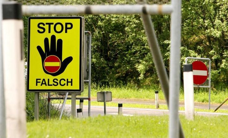 Ablenkung am Steuer ist häufig eine Ursache für eine Geisterfahrt. (Foto: Volker Weihbold)