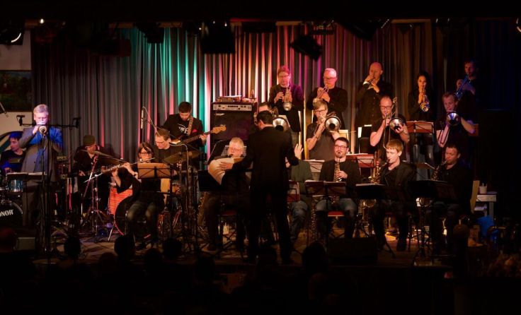 Das Vibravenös Jazz Orchestra bringt Jazz-Klänge ins Forum. (Foto: Ronny Brandstätter)