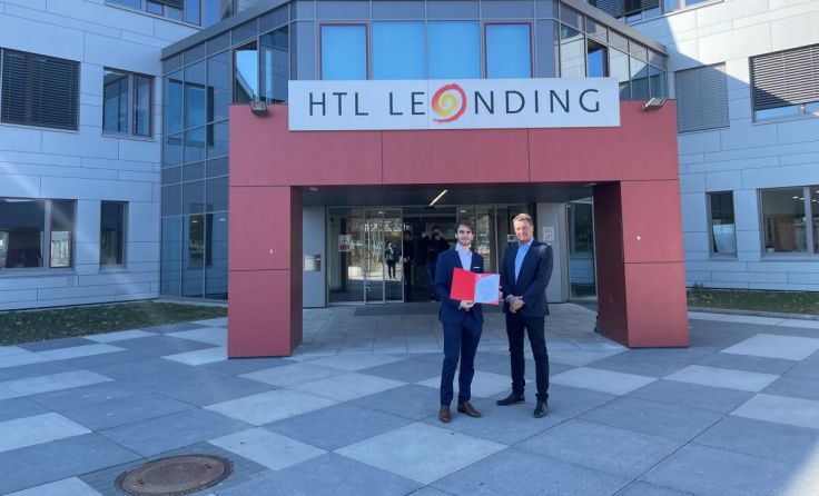 Direktor Richard Kainerstorfer (re.) gratuliert Lorenz zu seinem Erfolg. (Foto: HTL Leonding)