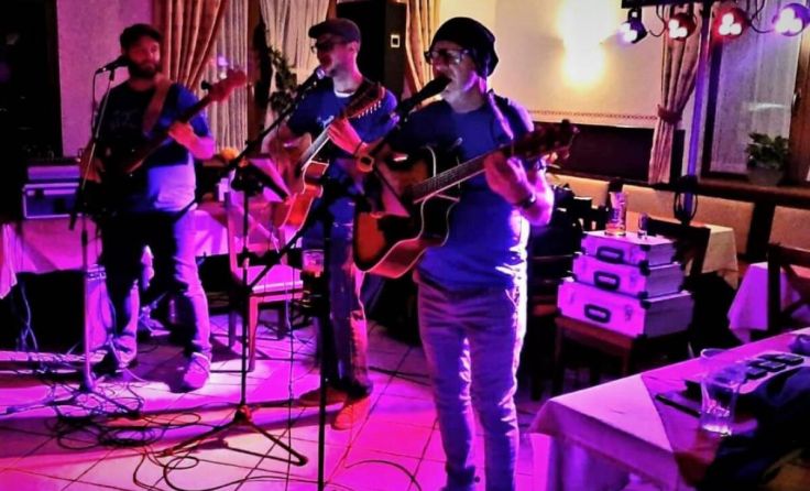 Ben, Robert und Alois spielen als „eh a-sozial“ am Benefizkonzert in Kematen. (Foto: privat)
