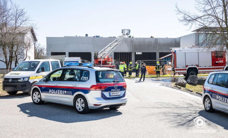 Der Brand brach auf dem Dach einer noch in Bau stehenden Firma aus. (Foto: TEAM FOTOKERSCHI / BAYER)