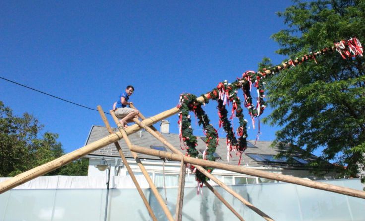 Der Maibaum wird am Ortsplatz in St. Magdalena aufgestellt. (Foto: MV St. Magdalena)
