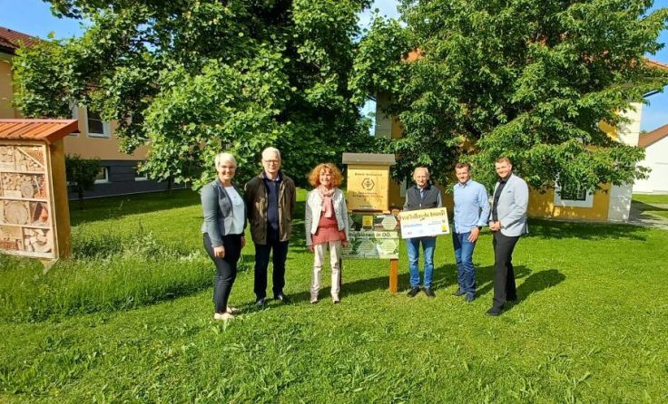 Vor dem Pfarrheim in Pucking kann nun der Schaukasten besucht werden. (Foto: Marktgemeinde Pucking)