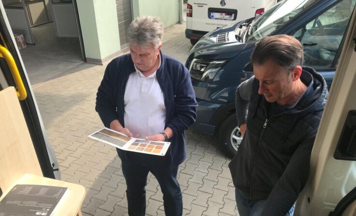 Wunscherfüller Markus (l.) plante mit Wolfgang Helm den Fahrzeugumbau. (Foto: Rollende Engel)
