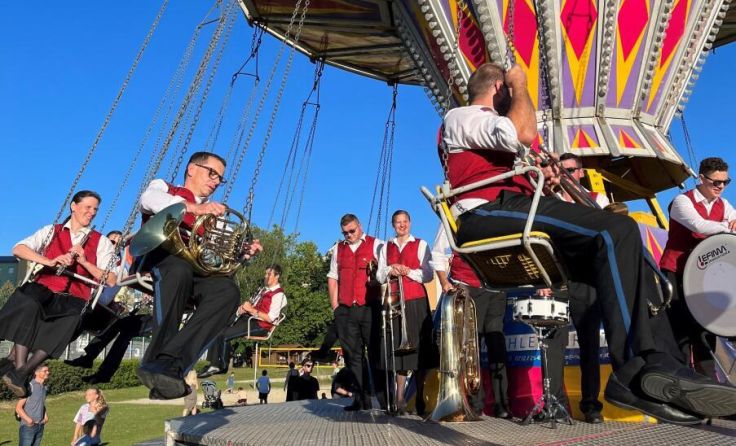 Klingende Karussellfahrt der Musiker (Foto: Tips/Schlatte)