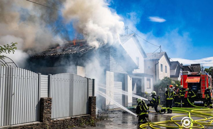 Drei Feuerwehren standen im Einsatz. (Foto: TEAM FOTOKERSCHI / BAYER)