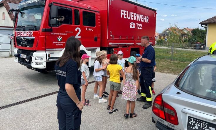 Die Kinder erfuhren einiges über die Arbeit der Feuerwehr. (Foto: Feuerwehr Pucking)
