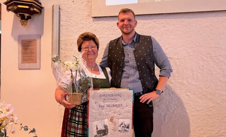 Resi Neubauer und Bürgermeister Altof (Foto: Gemeinde Pucking)