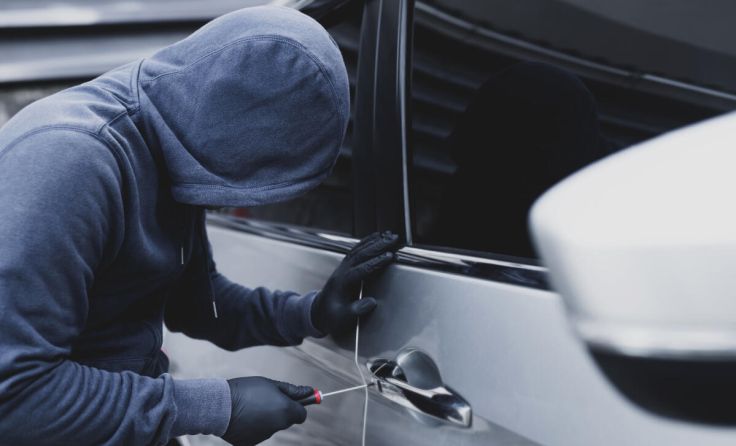 Der Dieb stahl die Uhr aus dem Auto des 40-Jährigen. (Foto: methaphum/stock.adobe.com)