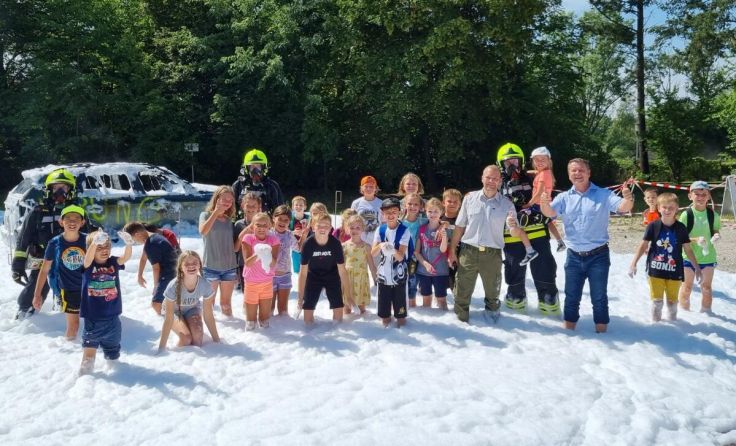 Für die Kinder gab es natürlich ein „Bad“ im Feuerwehrschaum. (Foto: Stadt Ansfelden)