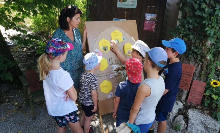Die Kinder konnten Fragen zum Leben der Bienen stellen. (Foto: Marktgemeinde St. Florian)