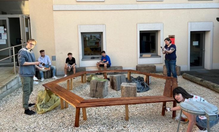 Gemeinsam gestalteten die Jugendlichen den neuen Treffpunkt. (Foto: Zukunft Jugend)
