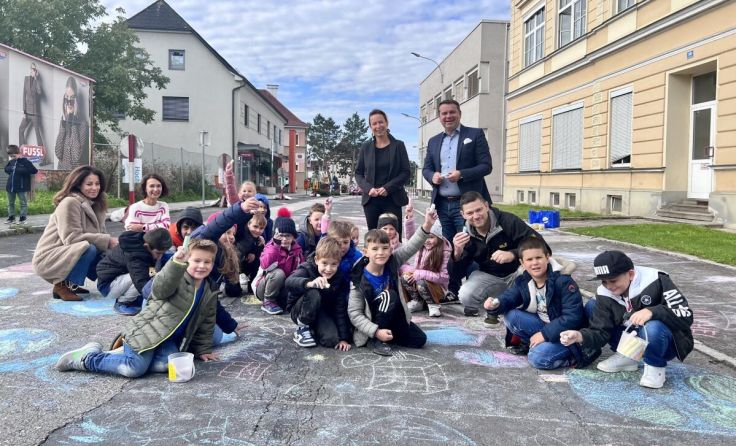 Ohne vorbeifahrende Autos bemalten die Kinder die Straße vor ihrer Schule. (Foto: Stadt Ansfelden)