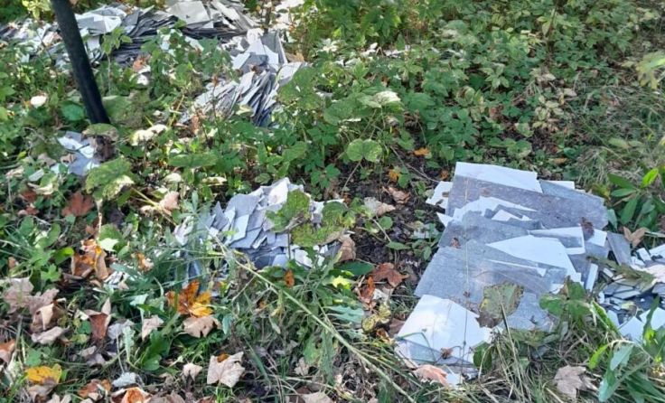Der Müll wurde im Wald entsorgt. (Foto: Gemeinde Pucking)