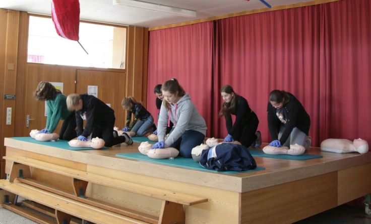 Die Ennser Schüler absolvierten ein Wiederbelebungstraining. (Foto: OÖRK/Kasper)