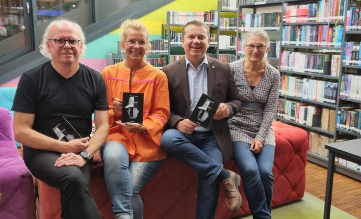Roland Luft (li.) präsentierte sein Buch in Ansfelden. (Foto: Stadt Ansfelden)