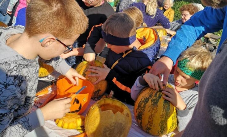 Die Kinder schnitzten und bemalten ihre Kürbisse. (Foto: FPÖ Pucking)