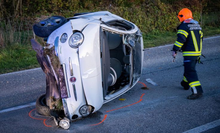 Der Lenker verlor die Kontrolle über sein Auto. (Foto: FOTOKERSCHI.AT / KERSCHBAUMMAYR)