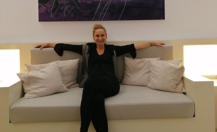 Künstlerin Eva Wagner in der Ausstellung "99-99-1999" der Galerie H (Foto: Galerie H)