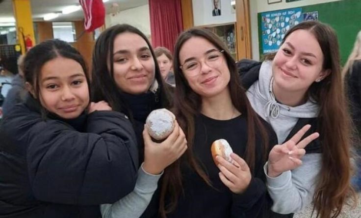 Die Schüler freuten sich über die Aktion. (Foto: Elternverein Enns)