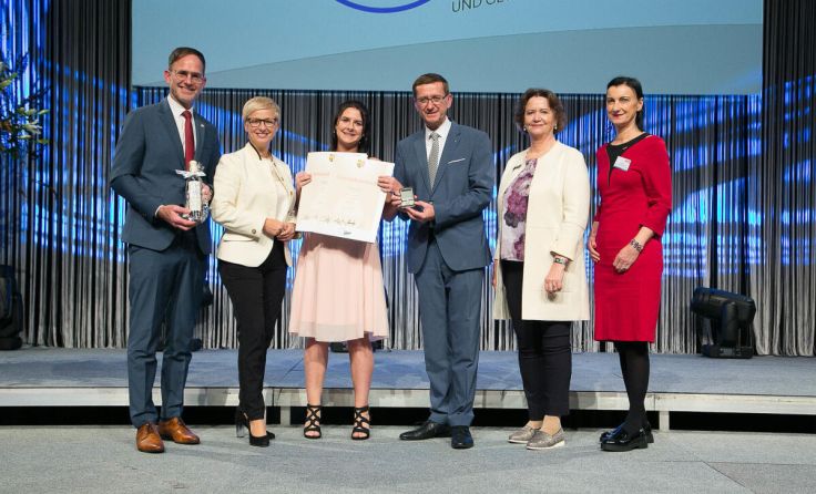 Auszeichnung für Selina Lindner (3.v.l.) (Foto: cityfoto.at)