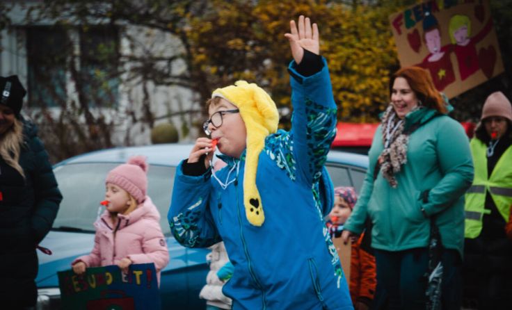 Mit Pfeifen und Gesang zog die Parade durch Haid. (Foto: Claus Schöngruber)