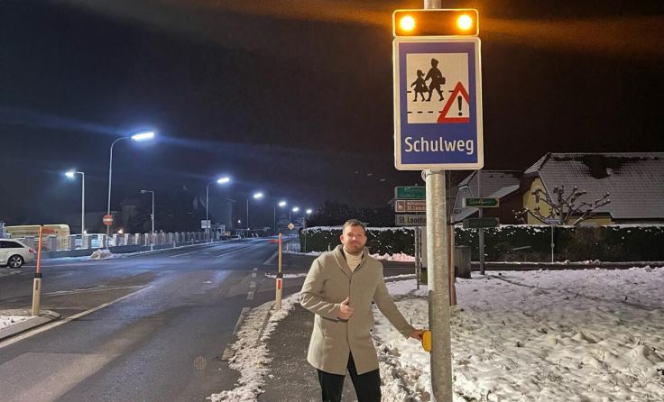 Sowohl am Tag als auch in der Nacht ist die Blinkanlage gut zu sehen (Foto: Marktgemeinde Pucking)