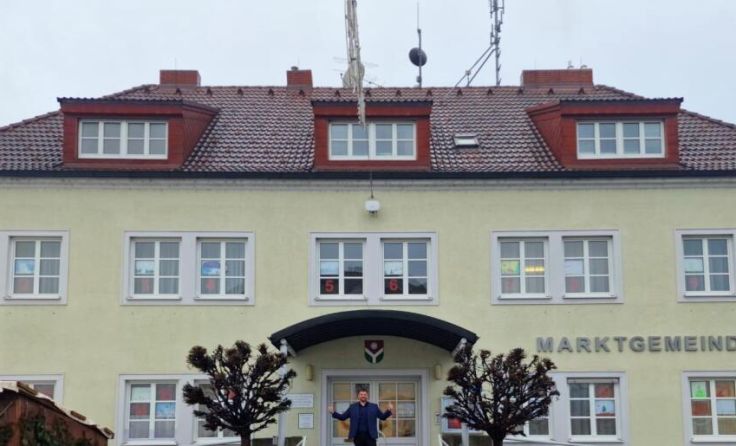 Bürgermeister Thomas Altof an der Bilder-Fassadenfront (Foto: Marktgemeinde Pucking)