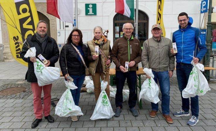Die Ennser freuten sich über die kostenlosen Baumsetzlinge. (Foto: ÖVP Enns)