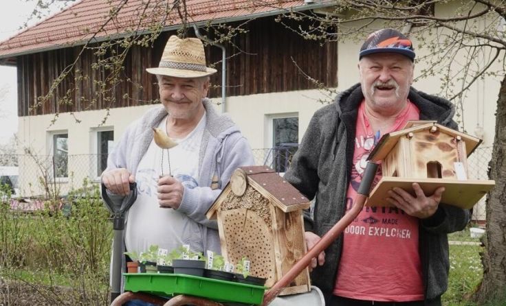 Die Bewohner präsentieren ihre Werkstücke beim Tag der offenen Werkstatt. (Foto: Caritas)